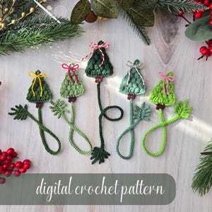 Pode incluir: Cinco enfeites de árvore de Natal feitos à mão em crochê em tons de verde, cada um com um laço de cor diferente. Os enfeites estão dispostos sobre uma superfície de madeira clara, com o texto "digital crochet pattern".