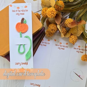 Puede incluir: Marcapáginas de ganchillo con forma de calabaza naranja con tallo y hoja verdes, sujeto a una tarjeta blanca. La tarjeta tiene el texto "Pick of the Patch for cozy read" y "Happy Reading". También se ve el texto "digital card template".