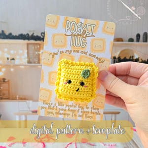 Könnte beinhalten: Ein gelbes gehäkeltes Taschenkuscheltier mit einem lächelnden Gesicht und einem grünen Blätterakzent, befestigt an einer Karte. Die Karte trägt die Aufschrift "Pocket Hug" und "You're my one and only!" mit den Worten "digital pattern + template" unten.