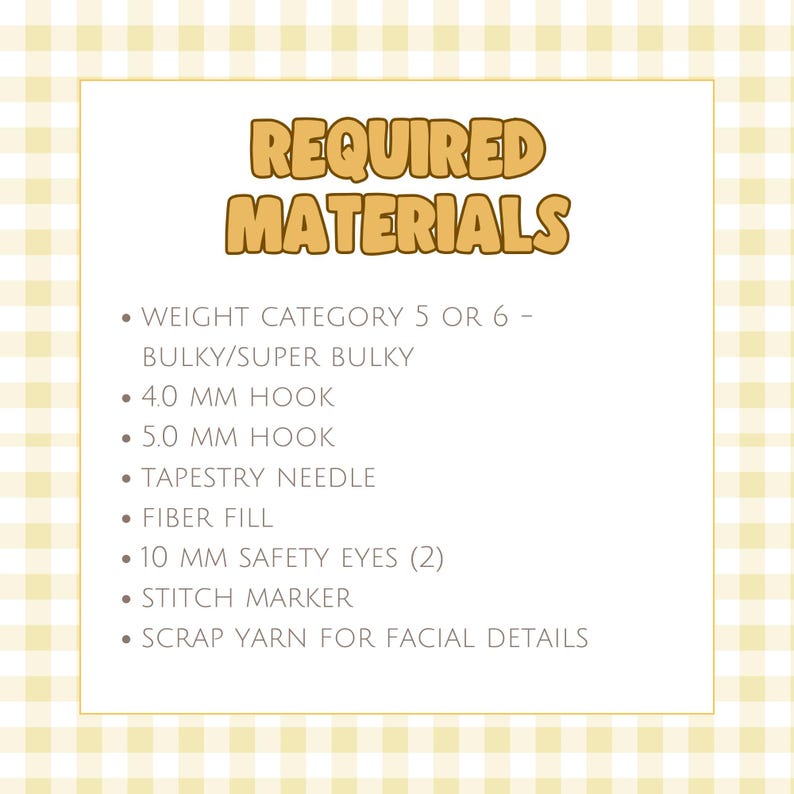 Op de afbeelding: Een lijst met de titel REQUIRED MATERIALS: garen van gewichtscategorie 5 of 6 bulky/super bulky, 4.0 mm haaknaald, 5.0 mm haaknaald, maasnaald, vulmateriaal, twee 10 mm veiligheidsogen, steekmarkeerder en restjes garen voor details.