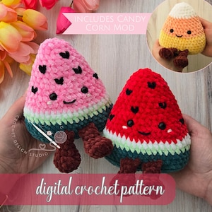 Pode incluir: Dois brinquedos de crochê em forma de melancia com rostos sorridentes, sementes pretas em forma de coração e pernas marrons. Um é rosa e o outro é vermelho. Um círculo mostra um peluche de milho doce. Texto: INCLUDES CANDY CORN MOD.