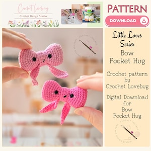 Pode incluir: Dois laços de crochê rosa feitos à mão com olhos pretos e laços pendurados são mostrados. A imagem inclui o texto "Little Loves Series Bow Pocket Hug" e "Crochet pattern by Crochet Lovebug". O fundo está desfocado.