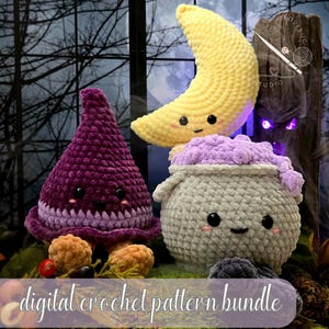 Könnte beinhalten: Drei gehäkelte Plüschfiguren: ein violetter Hexenhut mit Gesicht, ein gelber Halbmond mit Gesicht und ein grauer Kessel mit violetten Blasen und Gesicht. Der Text "digital crochet pattern bundle" ist unten im Bild eingeblendet.