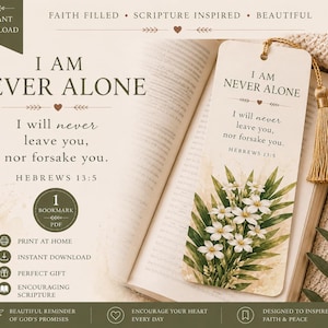 Op de afbeelding: Een rechthoekige papieren bladwijzer met de tekst I AM NEVER ALONE en de bijbeltekst I will never leave you, nor forsake you. HEBREWS 13:5. Het ontwerp bevat een aquarelillustratie van witte bloemen met groene bladeren en een gouden kwastje.