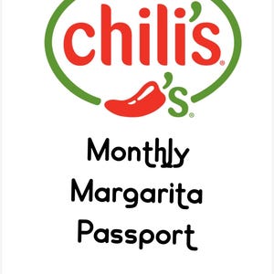 Puede incluir: Una tarjeta rectangular blanca con el logotipo rojo de Chili's dentro de un óvalo verde. Debajo del logo, el texto negro dice Monthly Margarita Passport. Abajo, hay una línea negra junto a la palabra NAME: para escribir un nombre.