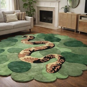Puede incluir: Una alfombra circular grande con un diseño de serpiente estilizada en tonos bronceado y marrón, sobre un fondo de formas circulares verdes irregulares y superpuestas que crean un patrón orgánico en capas por toda la superficie.
