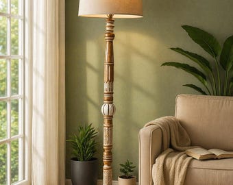 Handgefertigte Stehlampe aus Holz, beigefarbener Leinenschirm, Boho-Landhausstil
