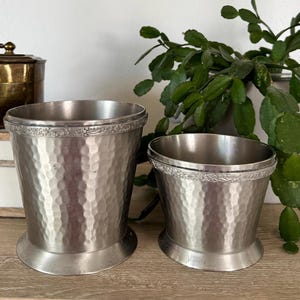 Macetas decorativas vintage de metal martillado hechas a mano – Juego de 2 – Hechas en India – Decoración en tono plateado