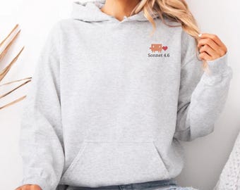 カスタム刺繍入りクロードAIハートパーカー、ミニマルなポケットロゴスウェットシャツ、パーソナライズされたAIモデル名入りセーター、開発者向けのかわいいテクノロジーギフト