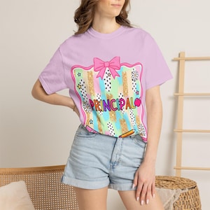 Rektor/skoladministration T-shirt | Söt pastellfärgad rosett, penna och äppledesign