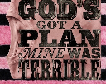 Christelijk humoristisch T-shirtontwerp | Vertrouw op Gods plan (PNG) | Geloofsgebaseerd grafisch T-shirt | Esthetiek met Bijbelvers | Kerkmeisje (PNG)