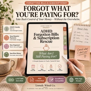 以下が含まれることがあります： ADHD Forgotten Bills & Subscription Rescueプランナーを表示するデジタルタブレット。画面にはテキスト、貯金箱のアイコン、タブが表示されています。横には更新日が記載されたメモ帳と、Cancel what I don't use!と書かれた付箋が置かれています。