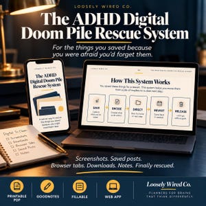 Puede incluir: Un sistema de organización digital titulado The ADHD Digital Doom Pile Rescue System en un smartphone y un portátil. Un cuaderno con una lista de verificación está cerca. La pantalla muestra un proceso de cinco pasos: Save, Decide, Direct, Revisit, Release.