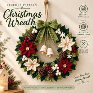 Könnte beinhalten: Eine Häkelanleitung für einen Weihnachtskranz mit einer grünen gehäkelten Schleife, zwei kleinen Glocken, roten und weißen Weihnachtssternen mit Holzknöpfen, braunen Tannenzapfen und weißen Beeren. Der Text lautet Crochet Pattern Christmas Wreath.