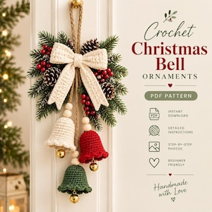 Könnte beinhalten: Ein hängendes Häkel-Weihnachtsglocken-Set mit einer cremefarbenen Schleife, Tannenzweigen, Tannenzapfen und roten Beeren. Drei gehäkelte Glocken in Creme, Rot und Grün hängen an Juteschnur mit Holzperlen und kleinen goldenen Metallglocken.