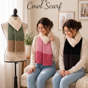 Peut inclure: Trois écharpes col avec un motif en tricot texturé. L'une sur un mannequin présente des blocs crème, vert sauge et beige. Une autre portée par une personne présente des blocs crème, rose clair et rose foncé. Une troisième présente des blocs crème, noir et gris foncé.