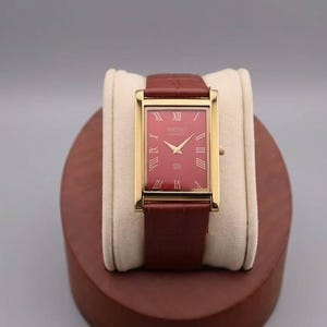 Seltene Vintage Seiko Herren-Quarzuhr mit rotem Zifferblatt, schlankes Lederarmband