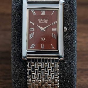Vintage Seiko Quartzklocka med röd urtavla, nätarmband, unisex, restaurerad