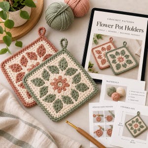 Könnte beinhalten: Zwei quadratische gehäkelte Topflappen mit Blumenmuster in Salbeigrün, Creme und Altrosa. Ein Tablet zeigt die Anleitung mit dem Titel Flower Pot Holders, daneben liegen gedruckte Anleitungen, Wollknäuel und eine Häkelnadel aus Holz.