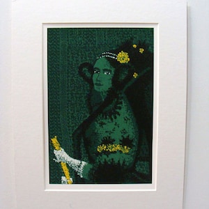 Op de afbeelding: Een groene en gele print van een vrouw die een hoed met bloemen en een lange jurk draagt. De achtergrond is een getextureerd groen.