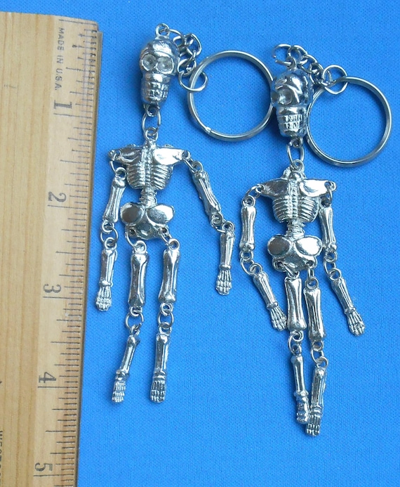 2 metal keyrings skeletons