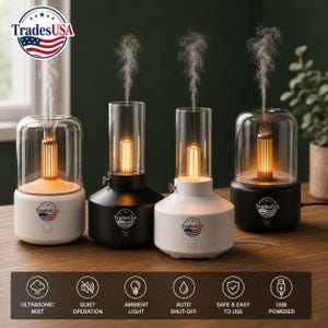 Op de afbeelding: Vier ultrasone mistverstuivers met glazen koepels en interne warme LED-filamenten. Twee zijn wit en twee zijn zwart, elk voorzien van het TradesUSA-logo. Een onderste paneel somt kenmerken op: ultrasone mist, stille werking, sfeerverlichting, automatische uitschakeling, veilig & gemakkelijk in gebruik en USB-voeding.