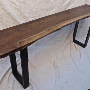 Mesa consola Live Edge de nogal con base de acero