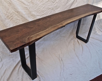 Mesa consola Live Edge de nogal con base de acero