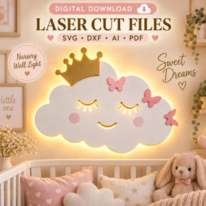 Pode incluir: Um arquivo de download digital para corte a laser com um design de luminária de parede em forma de nuvem. A nuvem tem uma coroa dourada, borboletas rosas e um rosto sorridente com olhos fechados. O texto inclui DIGITAL DOWNLOAD, LASER CUT FILES, SVG, DXF, AI, PDF, Nursery Wall Light e Sweet Dreams.