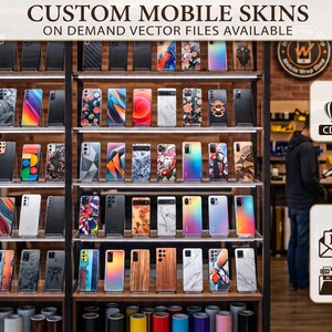 Op de afbeelding: Een winkeldisplay met talloze mobiele telefoonstickers in diverse grafische patronen en kleuren. De tekst bevat CUSTOM MOBILE SKINS, ON DEMAND VECTOR FILES AVAILABLE, WRAP GENIE, FILE FORMATS en HOW TO ORDER met bijbehorende instructies.