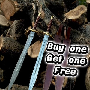 Op de afbeelding: Twee stalen zwaarden met ingewikkelde bladpatronen, bruine geribbelde handvatten en goudkleurige stootplaten, vergezeld van twee bruine lederen scheden. De tekst "Buy one Get one Free" staat rechts in wit met een zwarte omlijning.