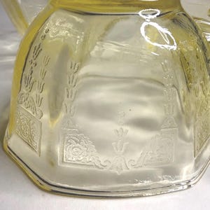 Set di 5 tazze vintage Anchor Hocking Princess Topaz in vetro all'uranio giallo, anni '30.
