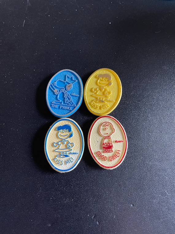 Lot of 4 vintage peanuts plastic pins clips butter