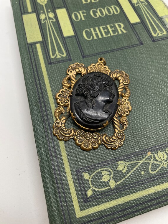 Vintage black Cameo pendant gold and black pendan… - image 1