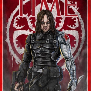 Peut inclure: Une couverture de magazine pour TIME magazine avec un fond rouge et un cercle blanc avec un symbole noir au centre. La couverture présente un homme aux cheveux noirs longs et une tenue noire et argentée. Le texte sur la couverture indique "THE WINTER SOLDIER" et "CHAOS dans les rues de Washington DC Est-il un agent HYDRA ? Un tueur à gages qui dure depuis 60 ans ? Les données SHIELD publiées fournissent des indices choquants."