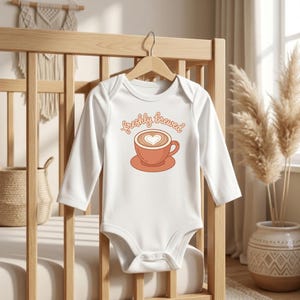 Body con estampado de recién hecho y taza de café. Regalo para recién nacido.
