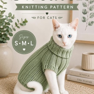 Puede incluir: Un gato blanco con un suéter de punto acanalado color verde salvia con cuello de tortuga. La imagen incluye el texto Sweater KNITTING PATTERN FOR CATS, Sizes S M L, Knit with love, Made for your furry friend y Cozy Stylish Handmade.