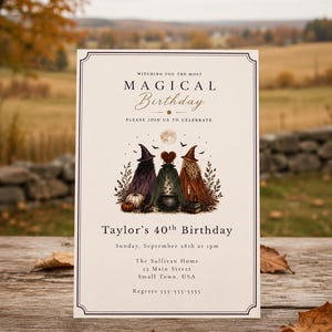 Könnte beinhalten: Eine rechteckige Geburtstagseinladungskarte mit cremefarbenem Hintergrund und einem dünnen schwarzen Rand. Der Text lautet: Witching you the most Magical Birthday, please join us to celebrate, Taylor's 40th Birthday, Sunday, September 28th at 1pm, The Sullivan Home, 23 Main Street, Small Town, USA, Regrets 555-555-5555. Die Mitte zeigt eine Illustration von drei Figuren in Umhängen und Hüten hinter einem Kessel, umgeben von Kürbissen, Büchern und einem Vollmond.