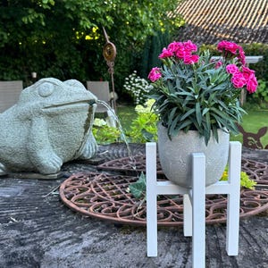 Weißer blumenständer
