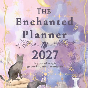 Puede incluir: Una portada de agenda 2027 con fondo de acuarela, una luna creciente amarilla, un gato negro sobre libros, un sombrero puntiagudo, cristales y velas. El texto dice: The Enchanted Planner 2027 A year of magic, growth, and wonder.