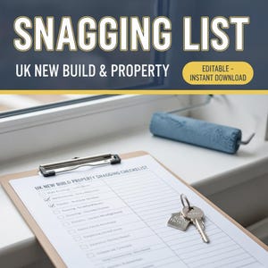 Peut inclure: Un presse-papier marron contenant une liste de contrôle de défauts de construction neuve au Royaume-Uni avec des cases à cocher, accompagné d'une clé en métal argenté sur un porte-clés en forme de maison. Texte : SNAGGING LIST UK NEW BUILD & PROPERTY.