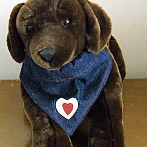 Bandana Heart Pet en denim avec coeurs en cuir Moyen image 3