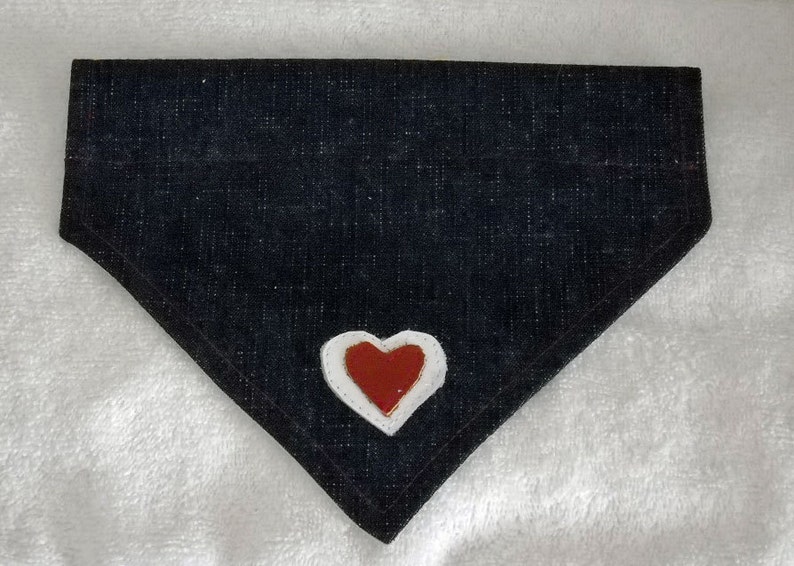 Bandana Heart Pet en denim avec coeurs en cuir Moyen image 2