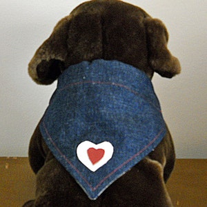 Bandana Heart Pet en denim avec coeurs en cuir Moyen image 1