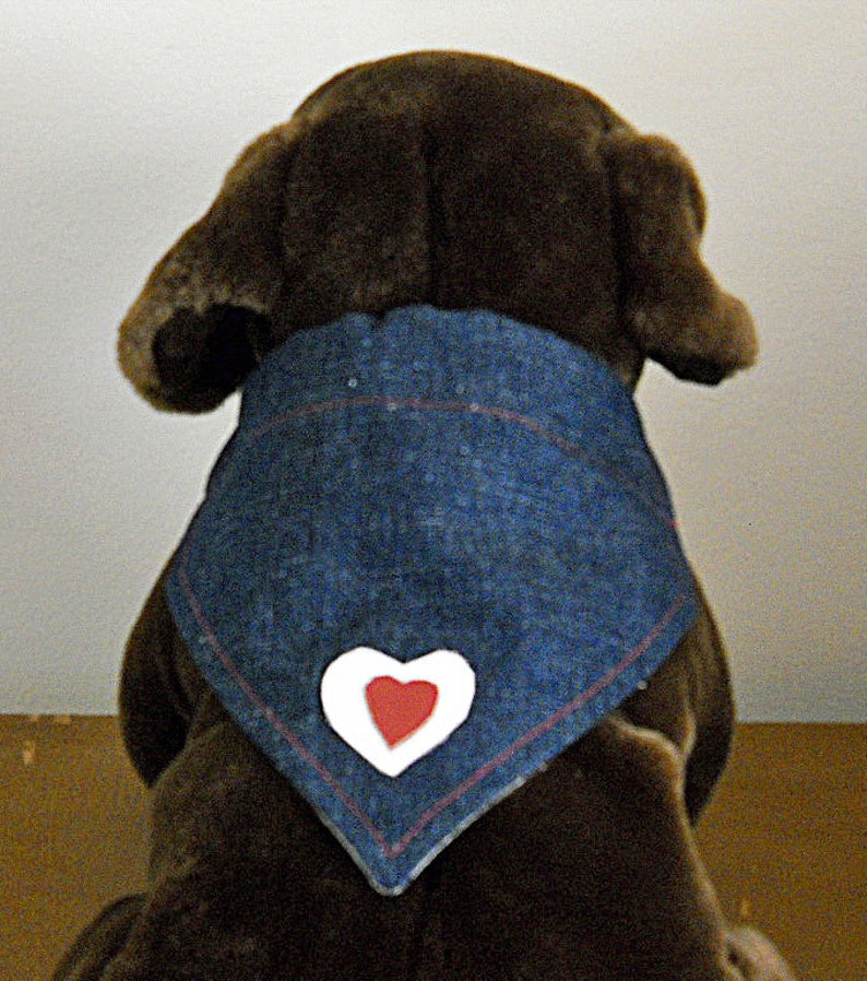 Bandana Heart Pet en denim avec coeurs en cuir Moyen image 1