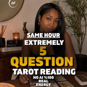 Puede incluir: Un servicio de lectura de tarot con una baraja de cartas extendida sobre una mesa de madera. El texto superpuesto dice: SAME HOUR EXTREMELY 5 QUESTION TAROT READING NO AI %100 REAL ENERGY. La escena incluye una vela, libros y una figura dorada.
