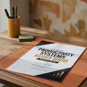 Può includere: Un documento bianco intitolato Annual Productivity Systems Audit Grid Printable con testo nero e oro, contenente un modello di revisione delle prestazioni, un pianificatore di ottimizzazione del flusso di lavoro e sezioni di audit.