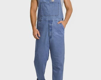 Macacão jeans masculino azul claro, estilo vintage, com alças ajustáveis. Ideal para trabalho casual.