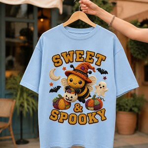 Schattige en griezelige bij PNG, gehaakte Halloweenheks sublimatie, schattig spookpompoen shirtontwerp, patchwork herfst digitale download