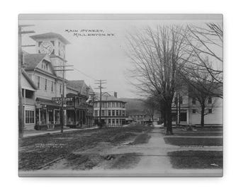 Vintage kanvastavla på huvudgatan i Millerton, New York | Svartvita fotografier av historisk stad